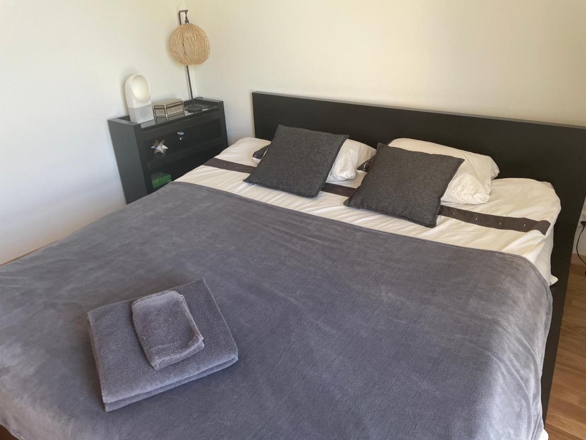 Private Bedroom And Bathroom In Shared Gasthof Genf