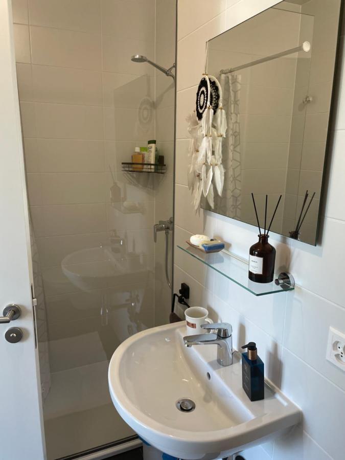 Gasthof Private Bedroom And Bathroom In Shared Genf