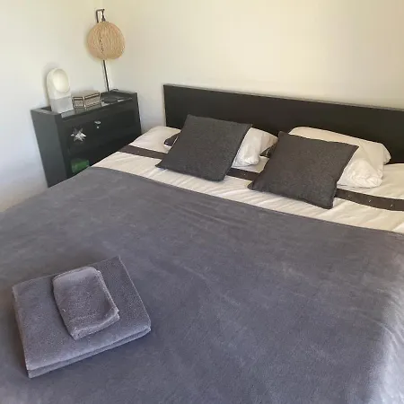 Private Bedroom And Bathroom In Shared Maison d'hôtes Genève