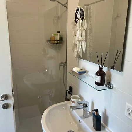 Maison d'hôtes Private Bedroom And Bathroom In Shared Genève